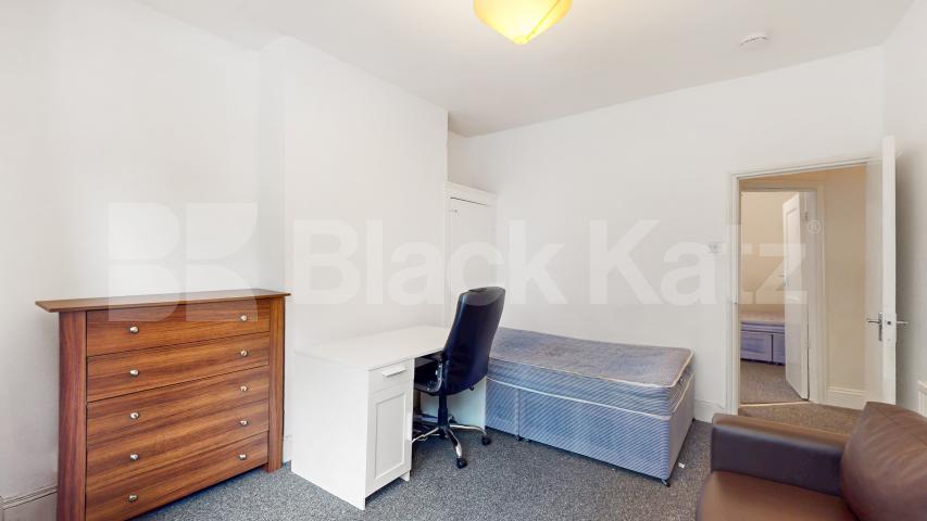 High ceilings, good storage space, modern kitchen & mins from tube Willoughby Road, Turnpike Lane